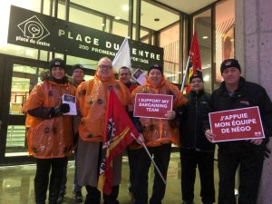 Members of PSAC in the National Capital Region protest the Phoenix pay system. [Photo courtesy PSAC]