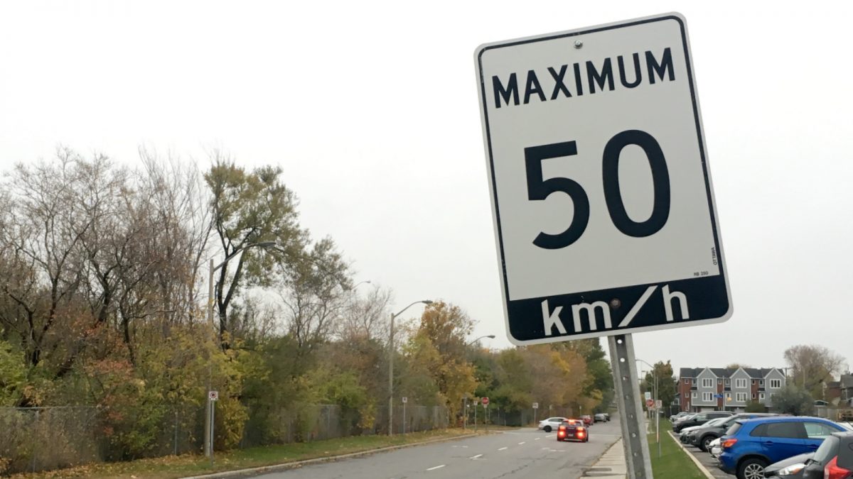 The new speed limit signs will include an additional panel that says "Area". They will also reduce the limit from 50 to 40 km/h in older neighbourhoods.