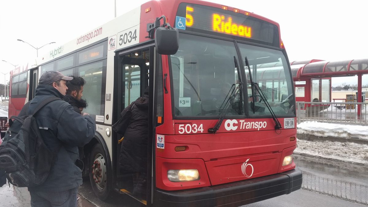 The number 5 Rideau bus stops and lets passengers on.