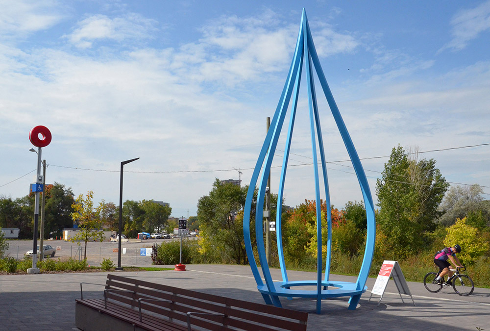 The second blue statue by Pierre Poussin lies behind Bayiew station.