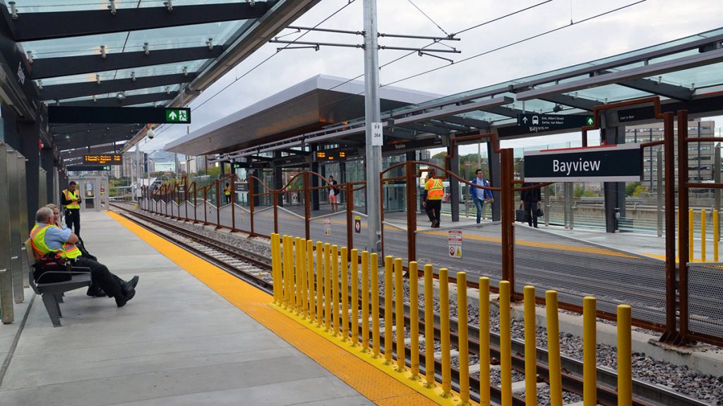 Bayview station's eastbound and westbound platforms are separated by a brown fence intended to visually represent the silhouette of Ottawa.