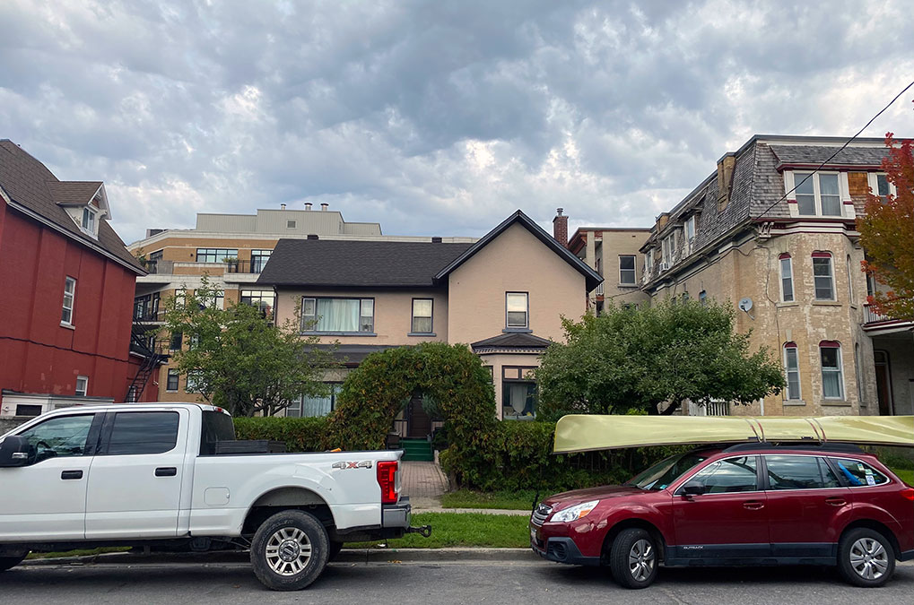 A picture of Sigma Chi's frat house. Taken from the street.