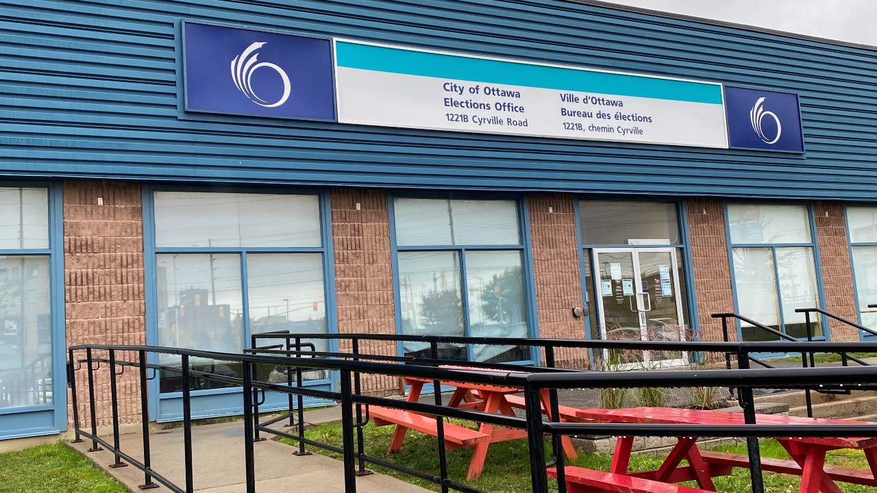 Photo of the front of the City of Ottawa Elections office. Picnic table and an accessibility ramp are seen on the right side of the front entrance.