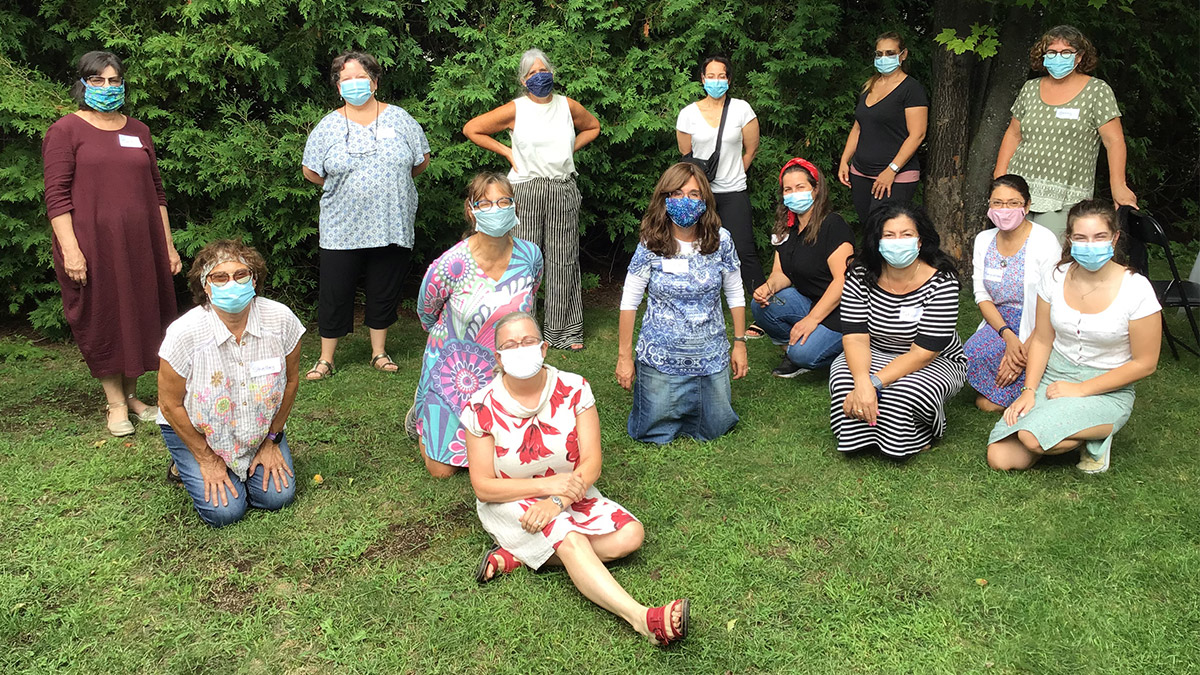 Jewish Education Through Torah, an Ottawa organization, hosts a Jewish women’s outdoor art day to bring the community together, even during a pandemic. Fourteen women sit together on the grass with masks on.
