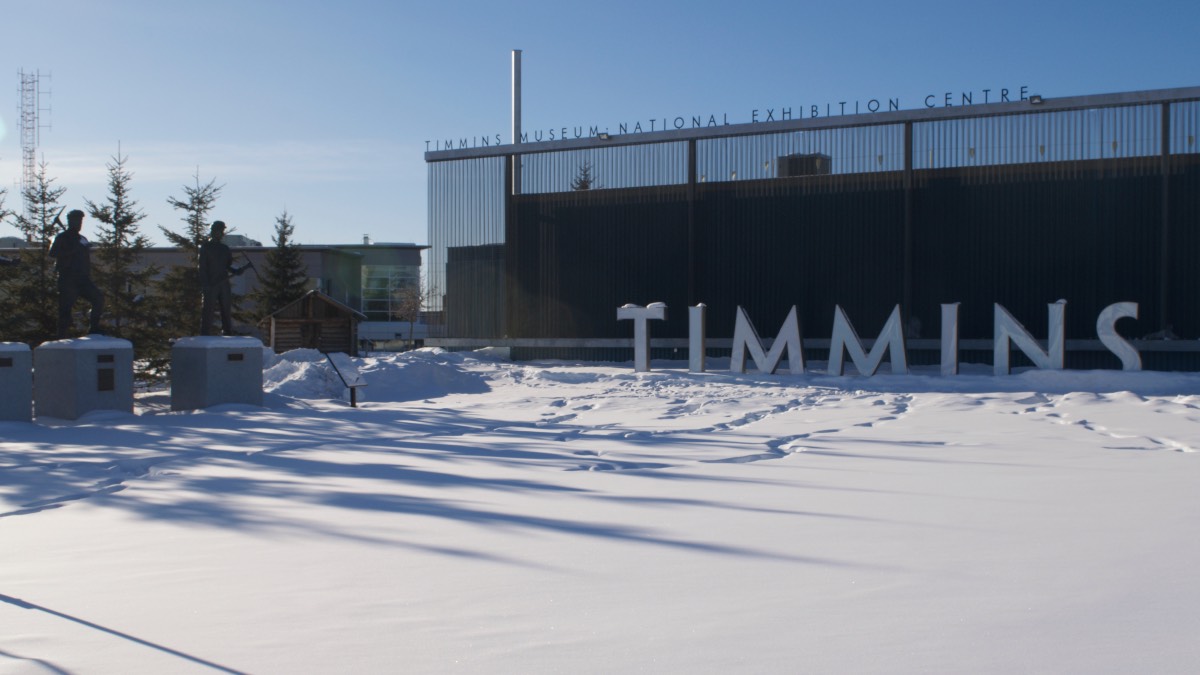 Large white letters spelling out Timmins in front of the Timmins Museum.