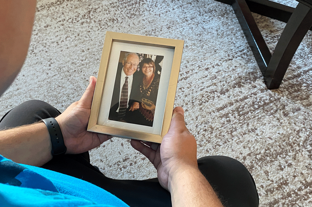 Tom Lingard holding a picture of his deceased mom.