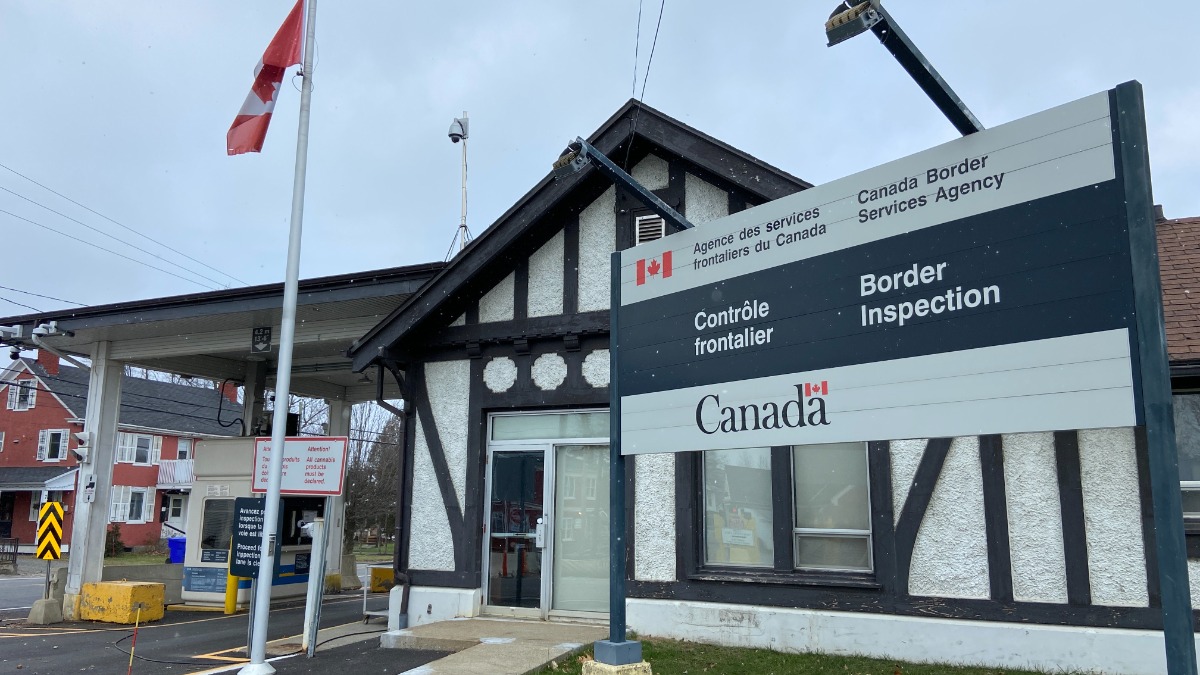 Canadian border checkpoint on the north side of Rue Canusa. [Photo: Jonathan Got © 2021]