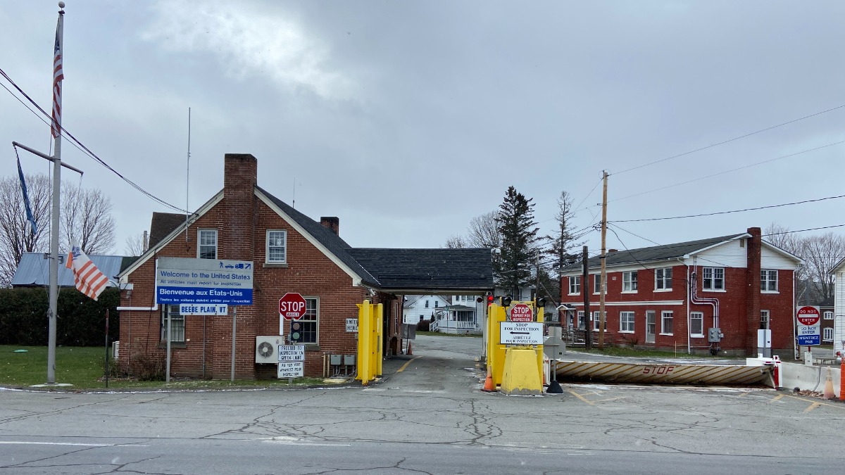 American border checkpoint on the south side of Rue Canusa. [Photo: Jonathan Got © 2021]