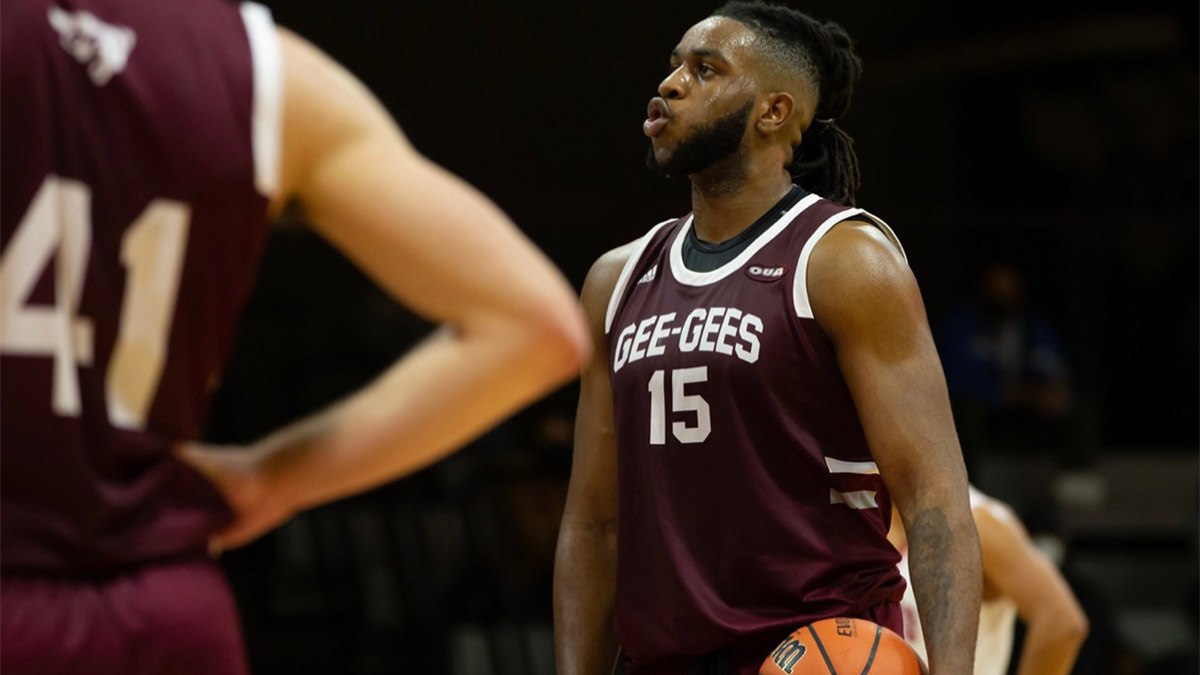 Photo of uOttawa basketball player Josh Inkumsah in the middle of a game