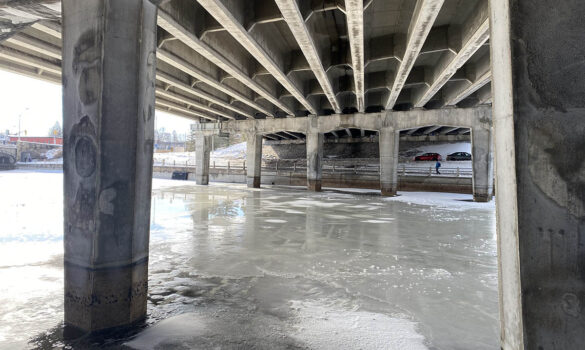 Under Pretoria Bridge, the ice is clearly in bad condition.