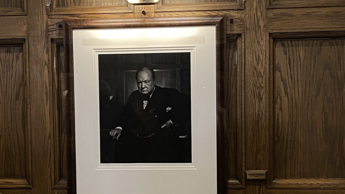 Unveiling of returned Roaring Lion portrait underlines importance to Château Laurier, city and “free world.”